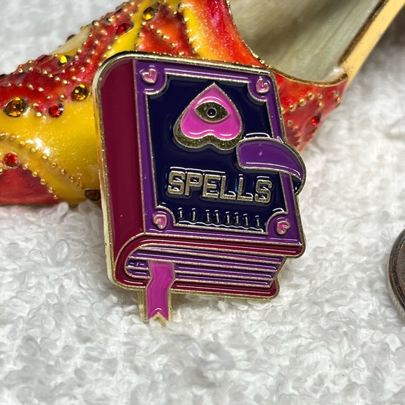 📚Book of spells/Wiccan/witchcraft lapel pin -enamel NWOT - Picture 3 of 4
